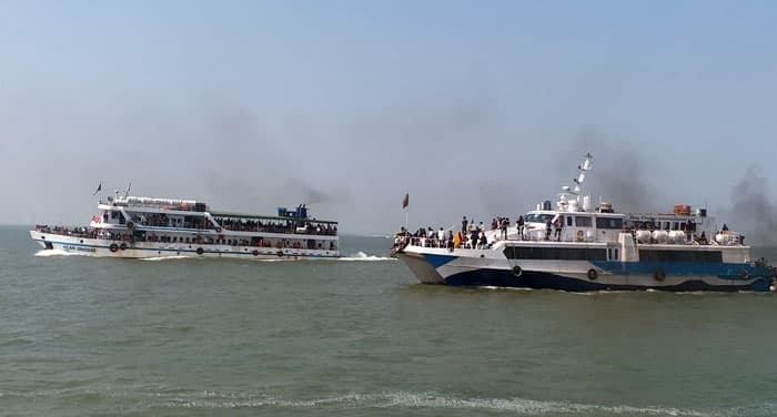সেন্টমার্টিনে পর্যটক জাহাজে অতিরিক্ত যাত্রী পারাপার