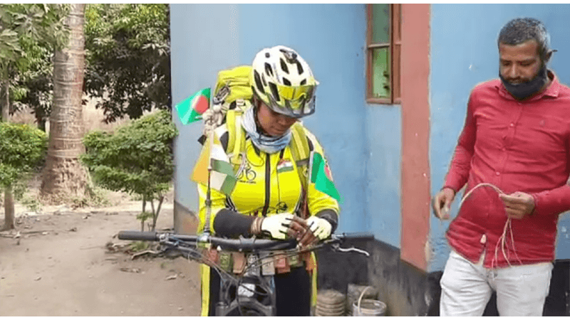 বাংলাদেশের সংস্কৃতি জানতে বাইসাইকেলে বাংলাদেশে এলেন কাশ্মীরি তরুণী