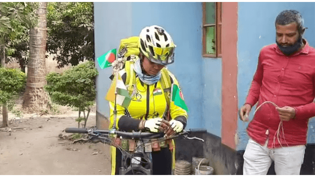 বাংলাদেশের সংস্কৃতি জানতে বাইসাইকেলে বাংলাদেশে এলেন কাশ্মীরি তরুণী
