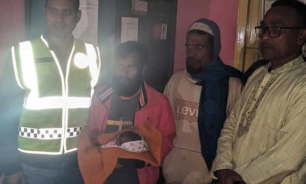 অভাবের তাড়নায় নবজাতককে দত্তক, মায়ের কোলে ফিরিয়ে দিলেন ইউএনও