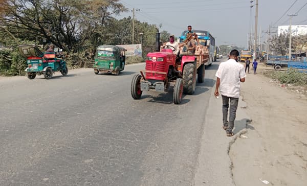 সরাইলে সড়ক-মহাসড়কে অবৈধ যানের দাপট! জনদুর্ভোগ চরমে