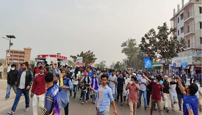ফের বরিশালে শিক্ষার্থীদের মহাসড়ক অবরোধ