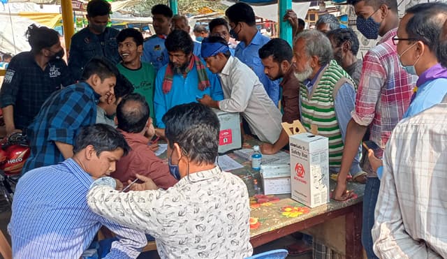 ভূরুঙ্গামারীর হাটে ক্রেতা-বিক্রেতাদের করোনার টিকা প্রদান