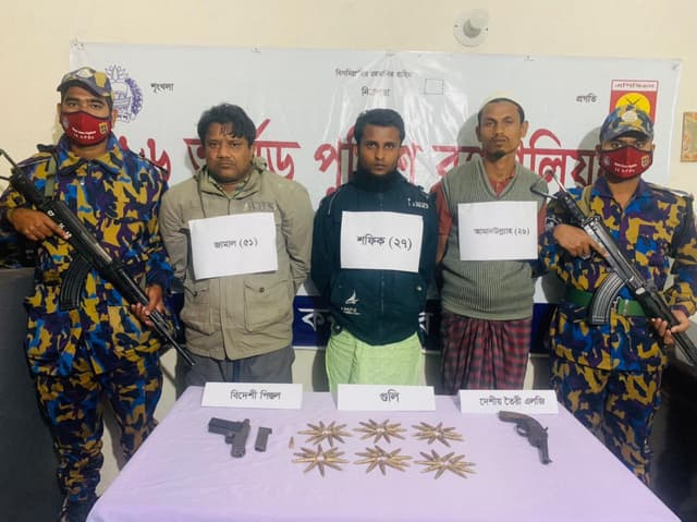 টেকনাফে অস্ত্র-গুলিসহ তিন রোহিঙ্গা সন্ত্রাসী গ্রেফতার
