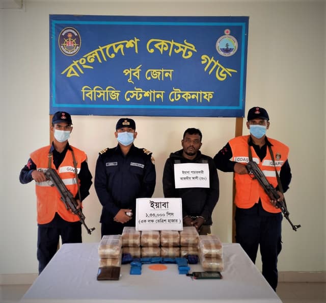 টেকনাফে ১ লাখ ৩৩ হাজার ইয়াবাসহ পাচারকারী আটক