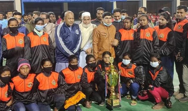 ধামইরহাটে আন্তঃজেলা ব্যাডমিন্টন টুর্ণামেন্টের ফাইনাল অনুষ্ঠিত