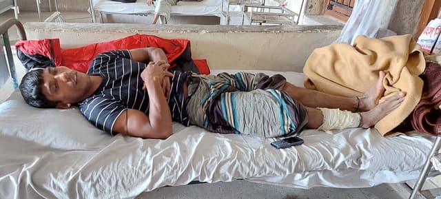 কাউখালীতে অটোরিক্সা চালককে পিটিয়ে জখম