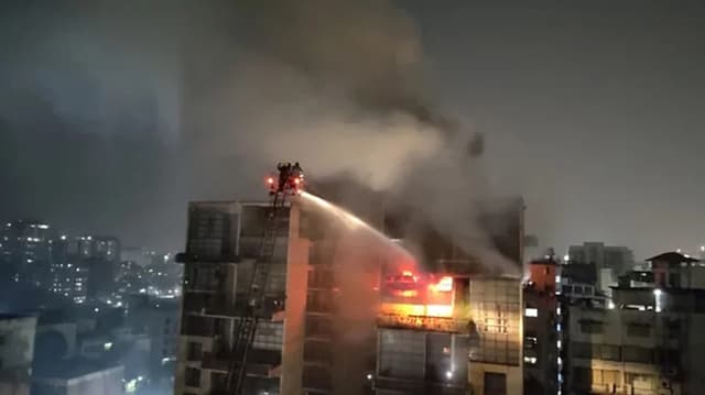 গুলশানে আগুন: ১১ তলা থেকে লাফ দিলেন ৩-৪ জন, নারীসহ ৪ জনকে জীবিত উদ্ধার