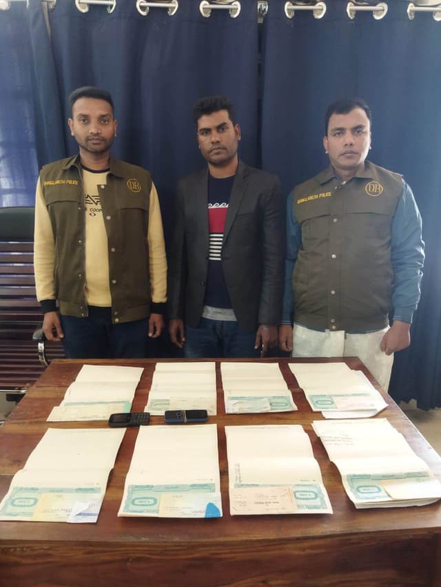 প্রতারনার অভিযোগ- গোয়েন্দা পুলিশের হাতে আটক ১