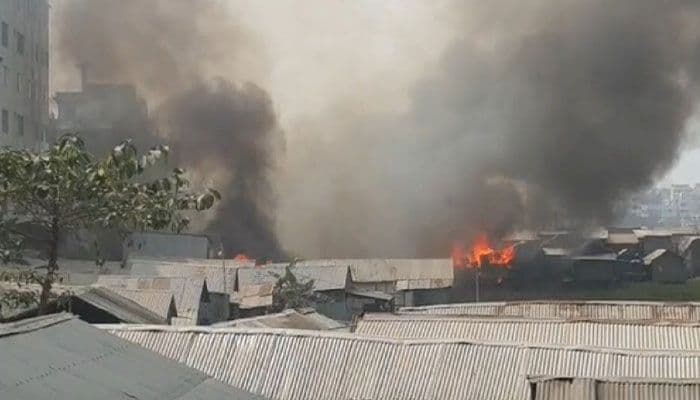 মিরপুর ঝিলপাড় বস্তিতে ভয়াবহ আগুন, নিয়ন্ত্রণে ৮ ইউনিট