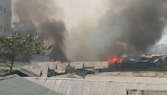 মিরপুর ঝিলপাড় বস্তিতে ভয়াবহ আগুন, নিয়ন্ত্রণে ৮ ইউনিট