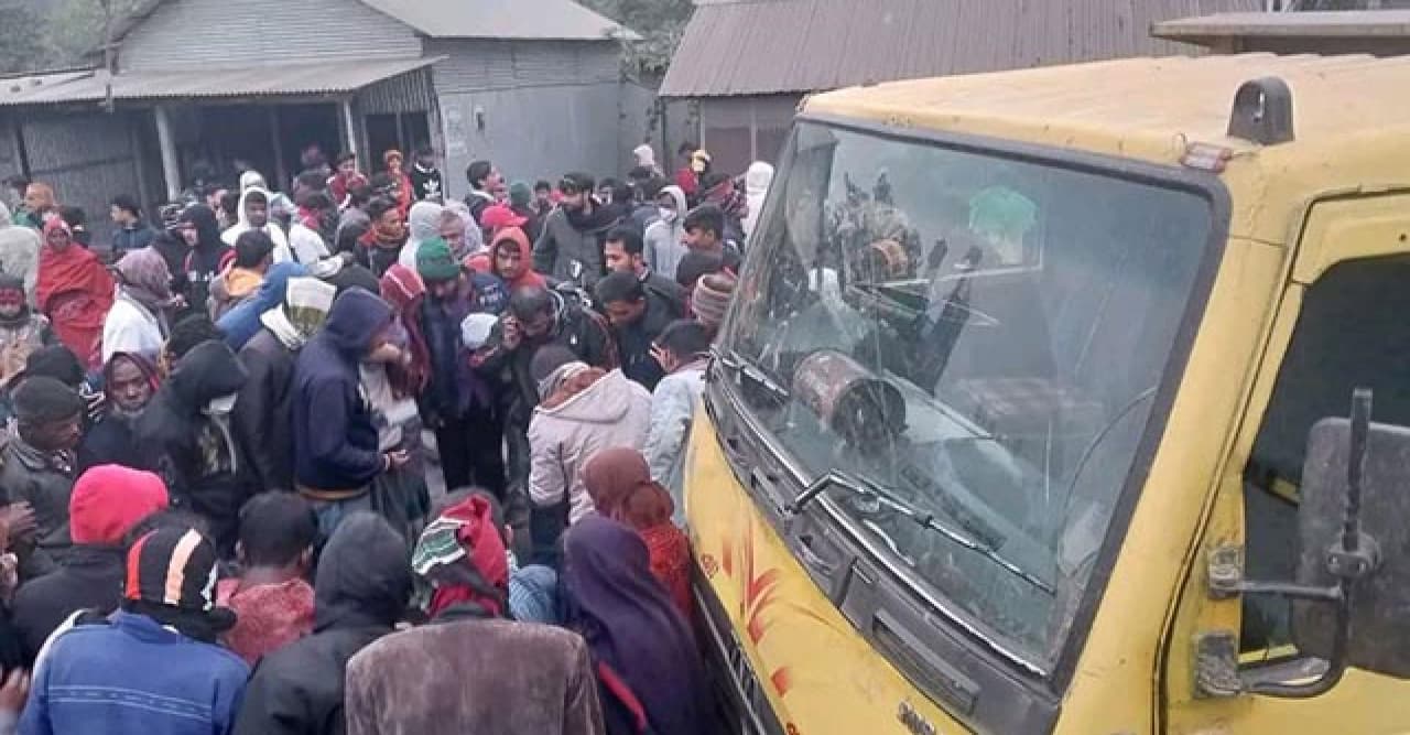 সিমেন্টবোঝাই ট্রাকের ধাক্কায় অটোরিকশার ৩ যাত্রী নিহত