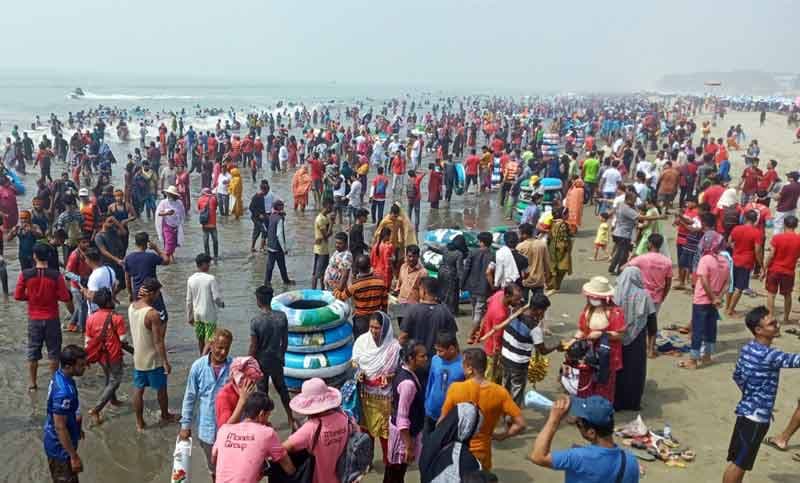 হোটেল না পেয়ে রাস্তায় কক্সবাজারে পর্যটক