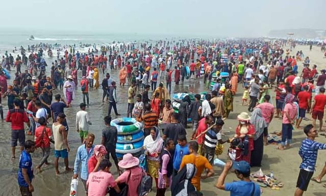 হোটেল না পেয়ে রাস্তায় কক্সবাজারে পর্যটক