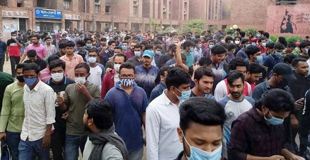 তালা ভেঙে হলে ঢুকছেন জাবি শিক্ষার্থীরা