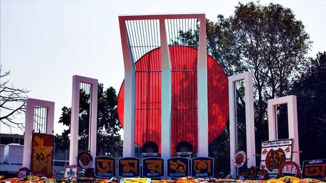 মাস্ক ছাড়া শহীদ মিনারে প্রবেশ নয়, বিধি-নিষেধ মেনে শ্রদ্ধা