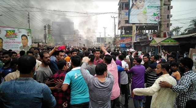 শিক্ষার্থী ও শ্রমিকদের আন্দোলনে উত্তপ্ত বরিশাল, জনদুর্ভোগ
