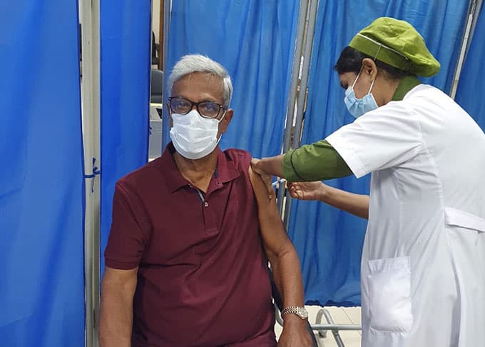 করোনার টিকা নিলেন বিএনপি নেতা জয়নুল আবেদিন