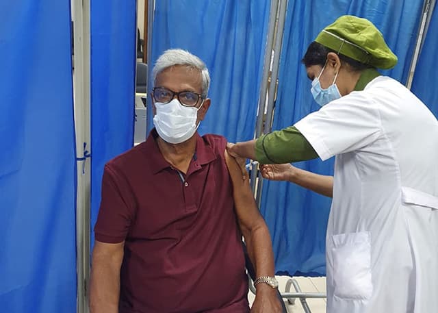 করোনার টিকা নিলেন বিএনপি নেতা জয়নুল আবেদিন