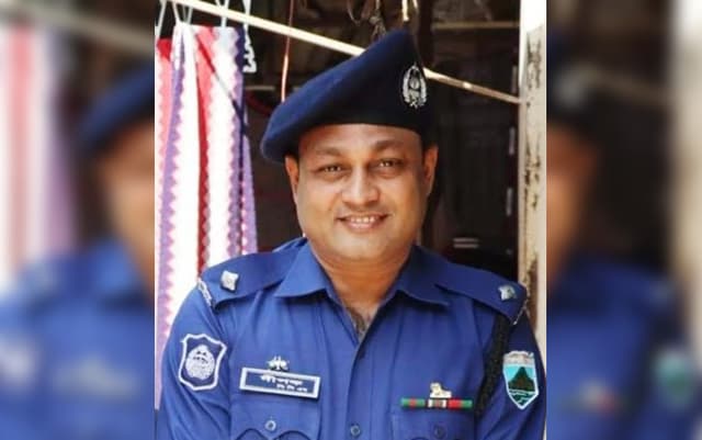 আধুনিক ও মডেল থানা গড়তে কাজ করে যাচ্ছেন ওসি দীপক কুমার