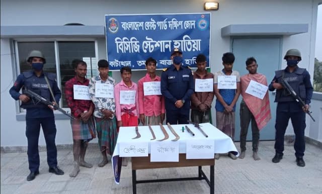 নোয়াখালীতে কোস্টগার্ডের অভিযান: অবৈধ অস্ত্রসহ ৭ ডাকাত আটক