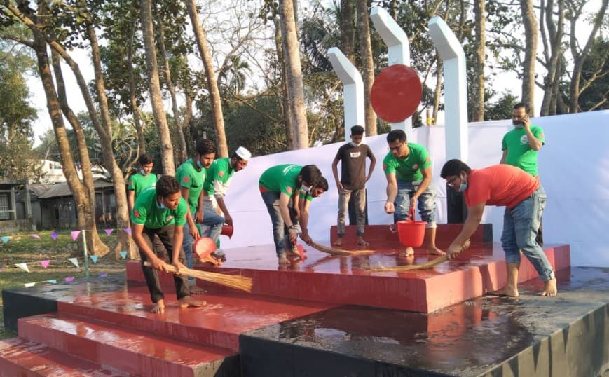 বিডি ক্লিন সদস্যরা পরিষ্কার করলো নকলার কেন্দ্রীয় শহীদ মিনার