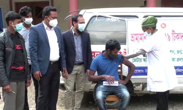 হিলিতে ভ্রাম্যমাণ গাড়িতে করোনার টিকা প্রদান শুরু
