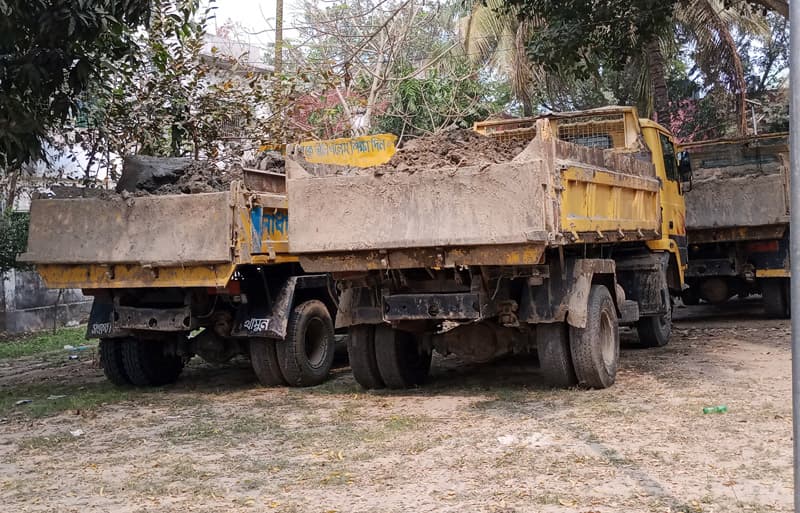 রাতে এসিল্যান্ডের অভিযান, তিনটি ট্রাক জব্দ