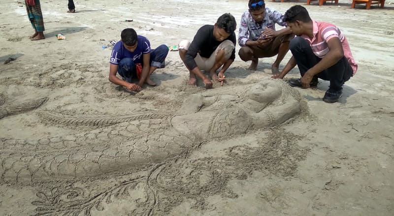 কুয়াকাটা সৈকতে মৎস্য কন্যার বালু ভাস্কর্য