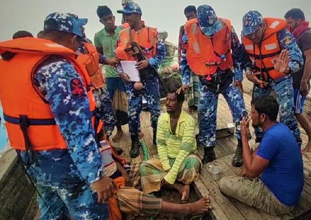 বঙ্গোপসাগরে নিখোঁজ ৪ জেলেকে জীবিত উদ্ধার