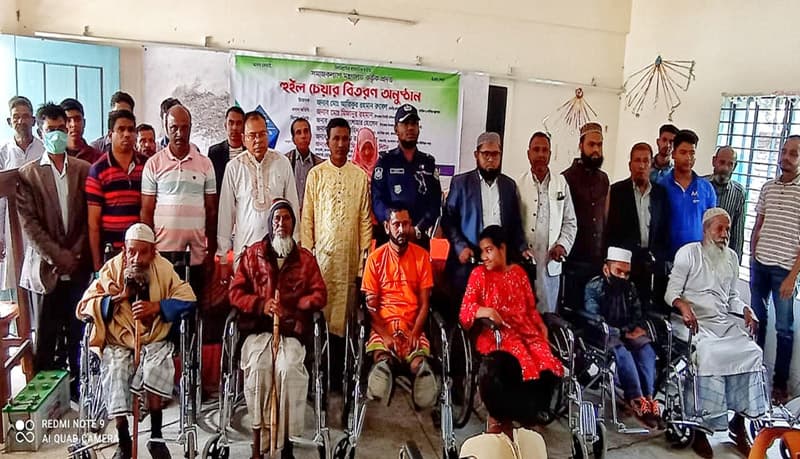 কাঠালিয়ায় প্রতিবন্ধীদের মাঝে হুইল চেয়ার বিতরণ
