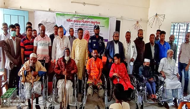 কাঠালিয়ায় প্রতিবন্ধীদের মাঝে হুইল চেয়ার বিতরণ
