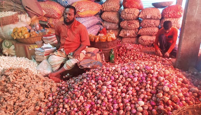 হিলি স্থলবন্দরে কমেছে দেশী পেঁয়াজের দাম