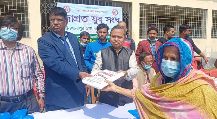 খানখানাপুরে জাগ্রত যুব সংঘের উদ্যোগে শাড়ি লুঙ্গি বিতরণ
