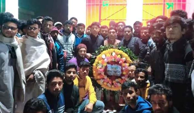 একুশের প্রথম প্রহরে ইবি ছাত্রলীগের শ্রদ্ধাঞ্জলি