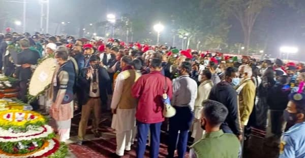 কেন্দ্রীয় শহীদ মিনারে শ্রদ্ধা জানাতে সাধারণ মানুষের ঢল