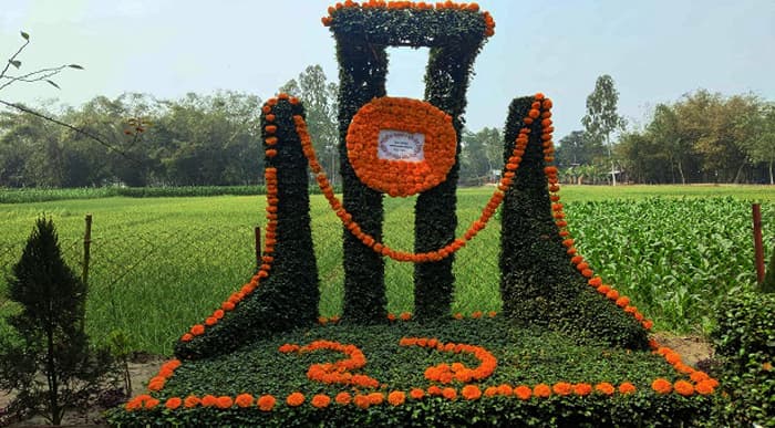 দিনাজপুরে গাছ ও ফুলের তৈরি দৃষ্টিনন্দন শহীদ মিনারে শ্রদ্ধাঞ্জলি