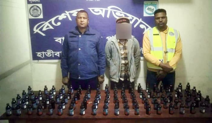 হাতীবান্ধায় ফেনসিডিল সহ মাদক ব্যবসায়ী আটক