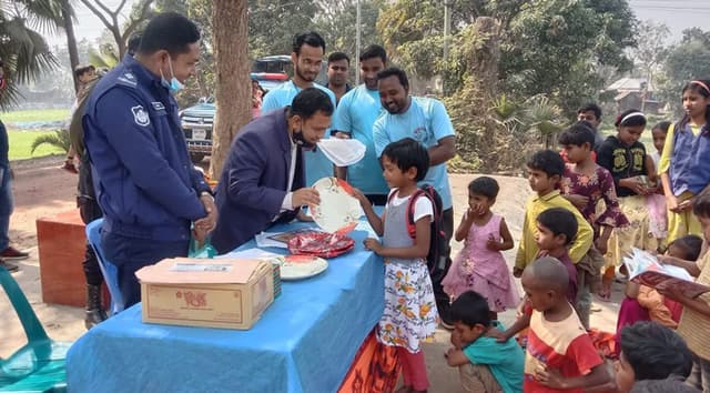 আত্রাইয়ে ভাষা দিবসে পথশিশুদের খাবার ও পুরস্কার প্রদান