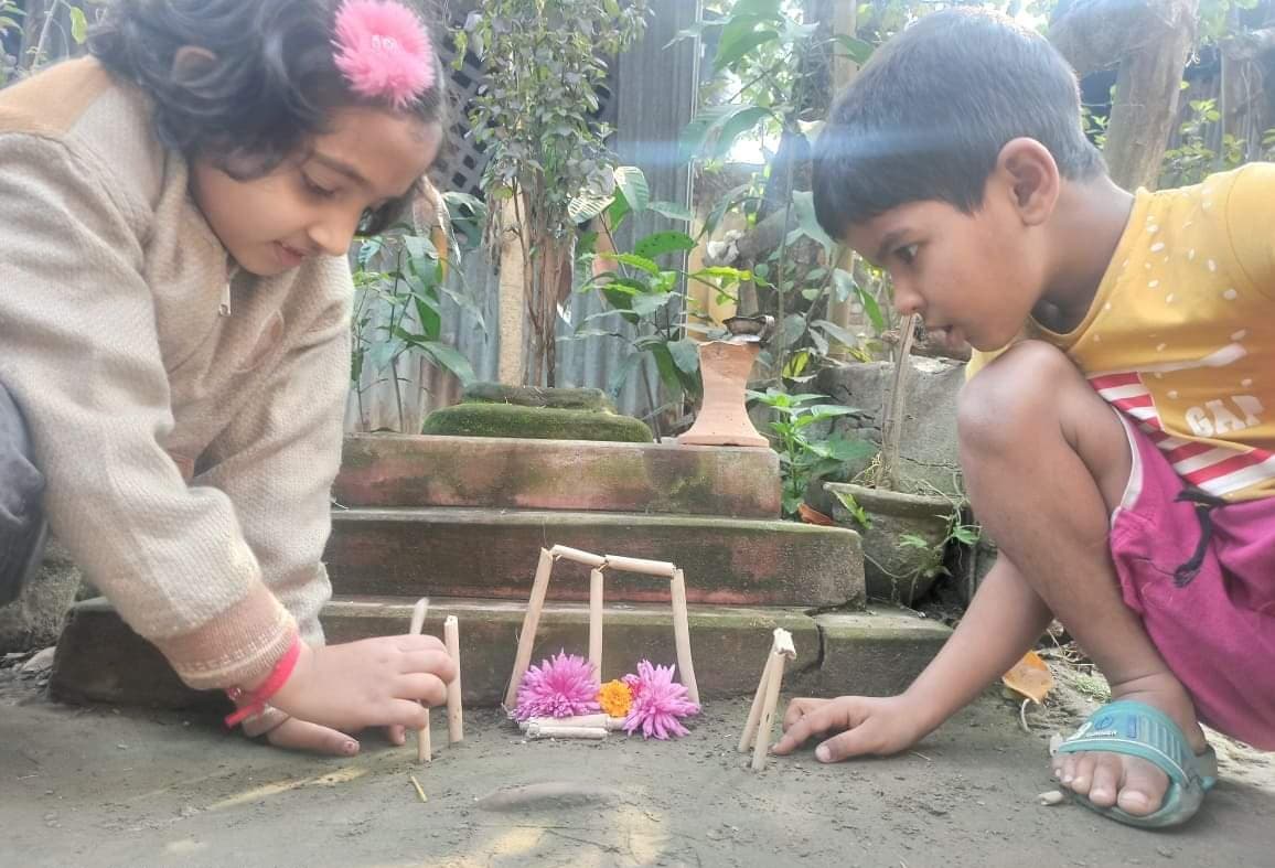 সিথি আর সীমান্ত দুই ভাইবোন মিলে ভাষা শহীদদের প্রতি শ্রদ্ধা