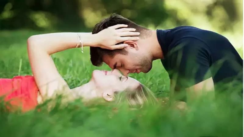 পুরুষের যে প্রশংসায় নারীর মন গলে যায়