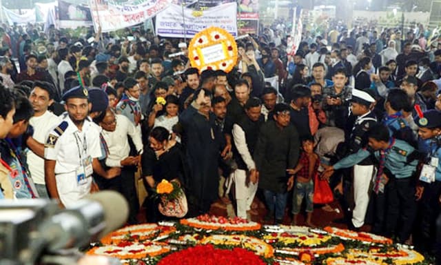 ভাষা শহীদদের প্রতি শ্রদ্ধা জানাচ্ছে জাতি
