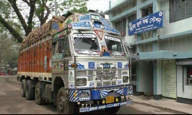 শহিদ দিবস উপলক্ষে হিলি স্থলবন্দরে বন্ধ আমদানি-রপ্তানি