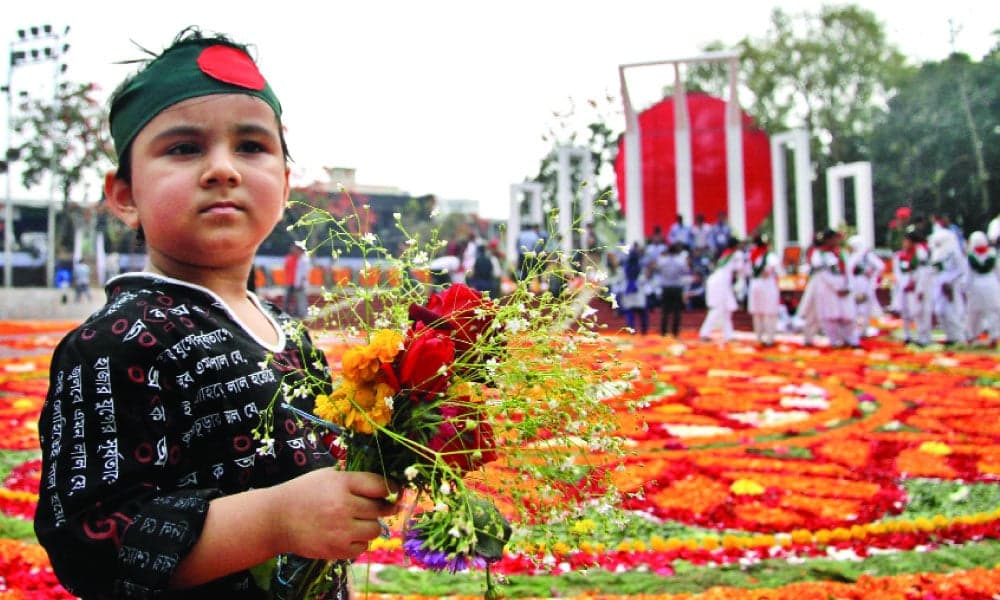 সর্বস্তরের মানুষের উপচেপড়া ভিড়, শ্রদ্ধার ফুলে ভরে গেছে শহীদ বেদি