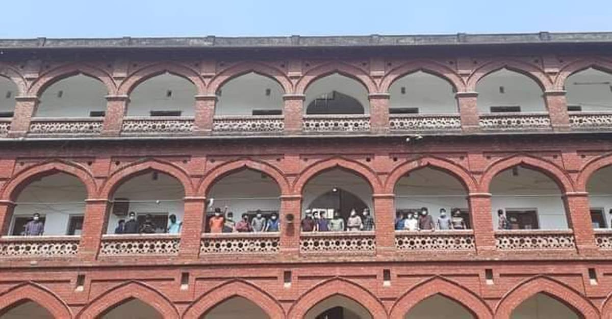 এবার জোর করে হলে ঢুকে পরলো ঢাবি শিক্ষার্থীরা
