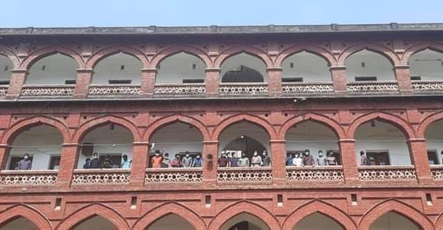 এবার জোর করে হলে ঢুকে পরলো ঢাবি শিক্ষার্থীরা