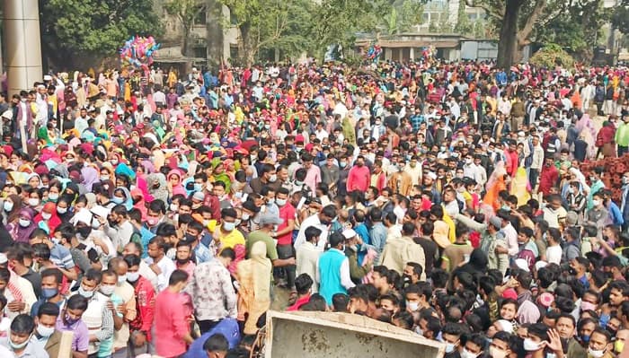 সাভারে শেষ মুহুর্তে টিকা নিতে আসা মানুষের ঢল