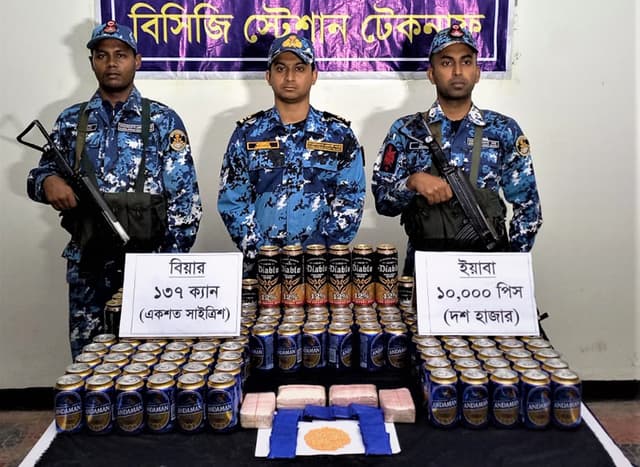 টেকনাফে ১০ হাজার পিস ইয়াবা ও ১৩৭ ক্যান বিয়ার জব্দ