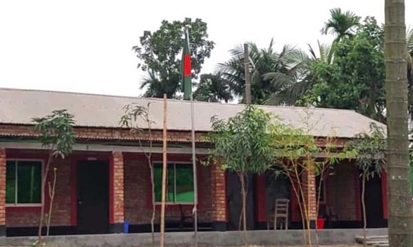 মায়ের পরীক্ষায় প্রক্সি দিতে গিয়ে ধরা মেয়ে! অত:পর ...