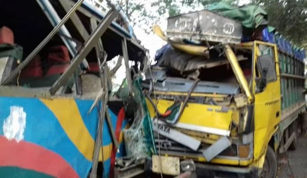 শিবচরে বঙ্গবন্ধু এক্সপ্রেসওয়েতে বাস-ট্রাক সংঘর্ষ, নিহত ৫